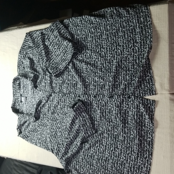 Catherine's 4x button down tshirt - Picture 2 of 3